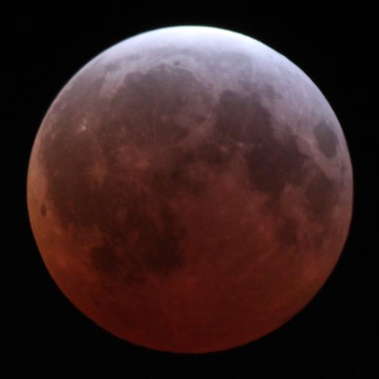 月食时发生的红月亮现象实际上是光的折射造成的