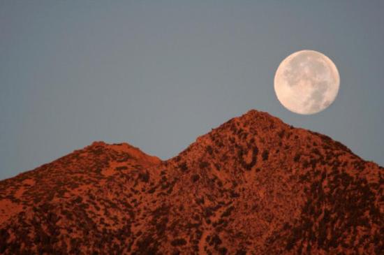 当满月从地平线升起时，我们看到的月亮似乎比它升到天顶时更大、更明亮（?iStockphoto.com/Jason Woodcock）