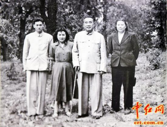 1955年5月8日，刘铮（左一）、朱敏（左二）夫妇随爸爸朱德（右二）、妈妈康克清（右一）游览十三陵。（中红网红色图库）