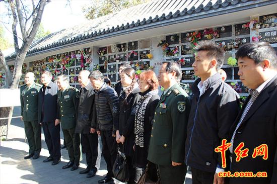 全体亲属在八宝山革命公墓向刘铮同志的爱人朱敏同志默哀致敬。（中红网盛格文摄）