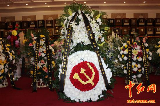 这是刘铮亲属摆放在八宝山革命公墓瞻仰厅的花篮。（中红网盛格文摄）