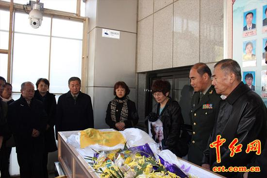 在八宝山革命公墓全体亲属向刘铮同志做最后的诀别。（中红网盛格文摄）