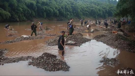 四川上千村民在河滩狂挖石头 称能挖到玉石