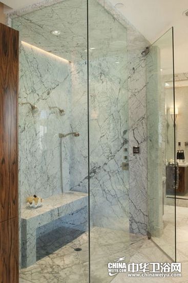 卫浴间玻璃隔断搭配大理石空间凸显层次感
