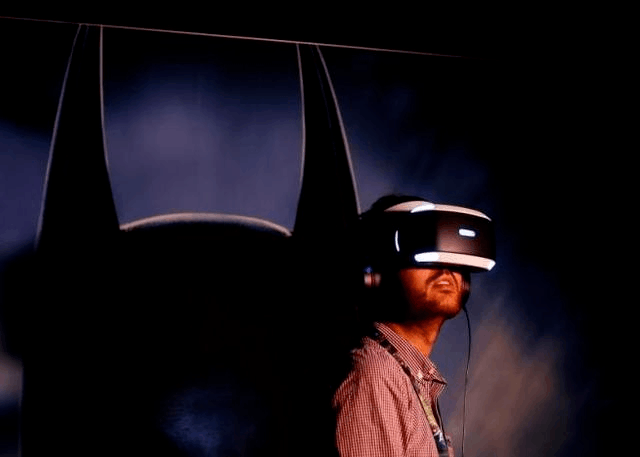 索尼VR头盔玩游戏浪费？看电影更好 